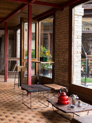 http://delamont.it/wp-content/uploads/2015/06/temporary-showroom2-300x400.jpg