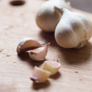 http://delamont.it/wp-content/uploads/2015/09/tagliere-aglio-300x300.jpg