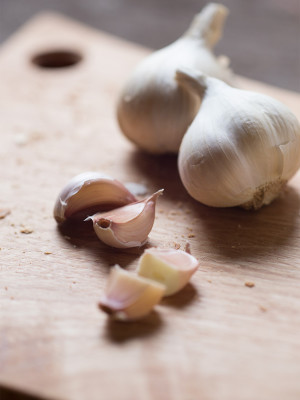 http://delamont.it/wp-content/uploads/2015/09/tagliere-aglio-300x400.jpg