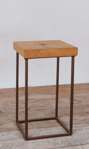 http://delamont.it/wp-content/uploads/2015/10/tavolino-sgabello001-300x500.jpg
